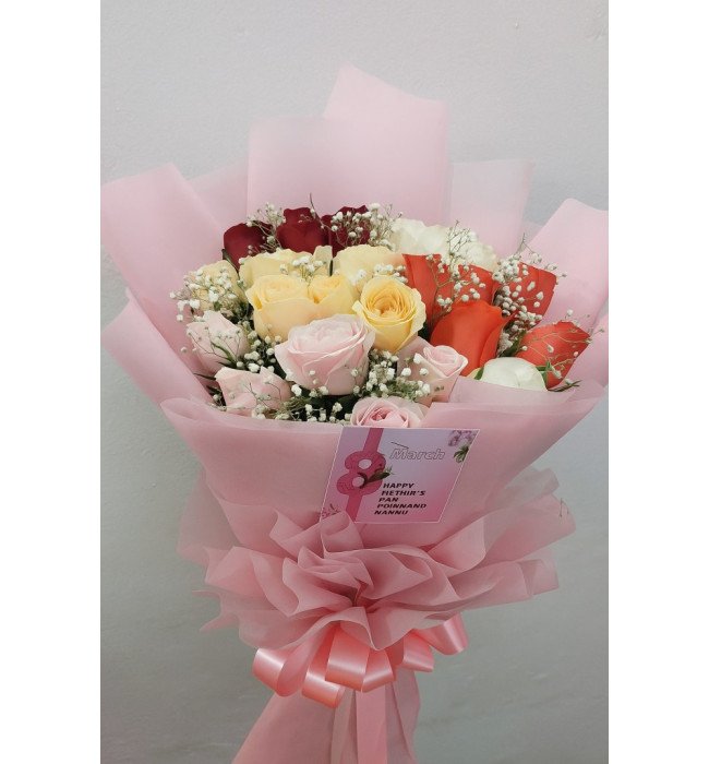Rosy Elegance – 25 Roses Flat Hand Bunch