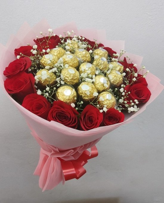 Golden Love – Ferrero & Rose Fusion Bouquet